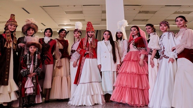 Kazakistan yöresel giyim